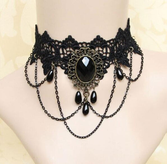 Eprolo Kristal Dantel Chokerlar featuring intricate lace design with sparkling crystal embellishments.