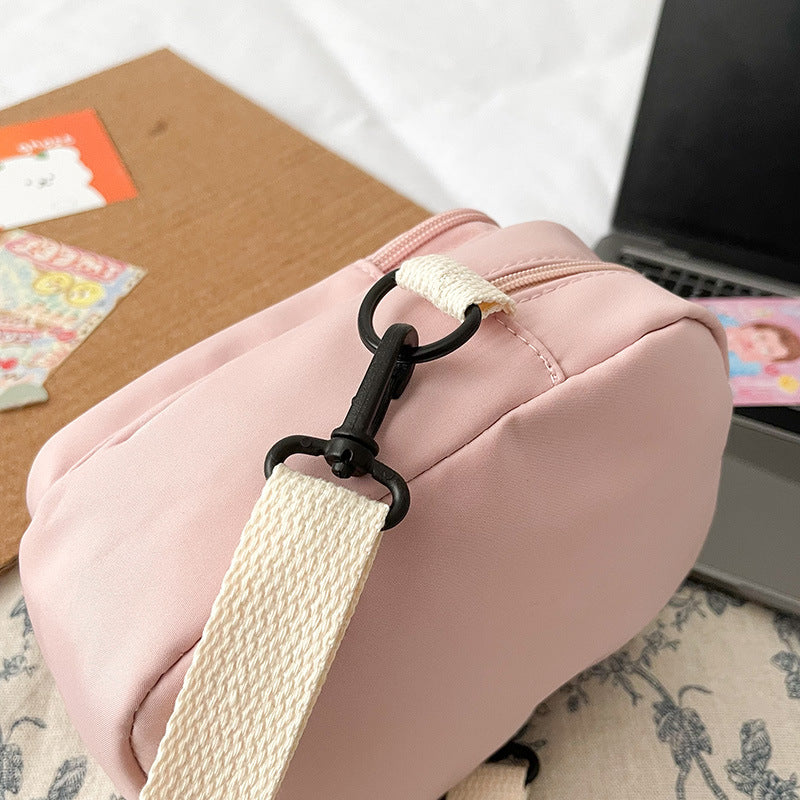 Eprolo Kore Tarzı Karikatürlü Küçük Omuz Çantası with colorful cartoon design, compact size, and adjustable shoulder strap.
