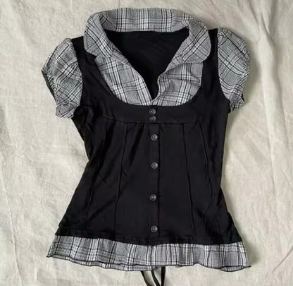 Eprolo Kore stil çizgili kadın gömlek with long sleeves and button front, featuring a modern striped design.