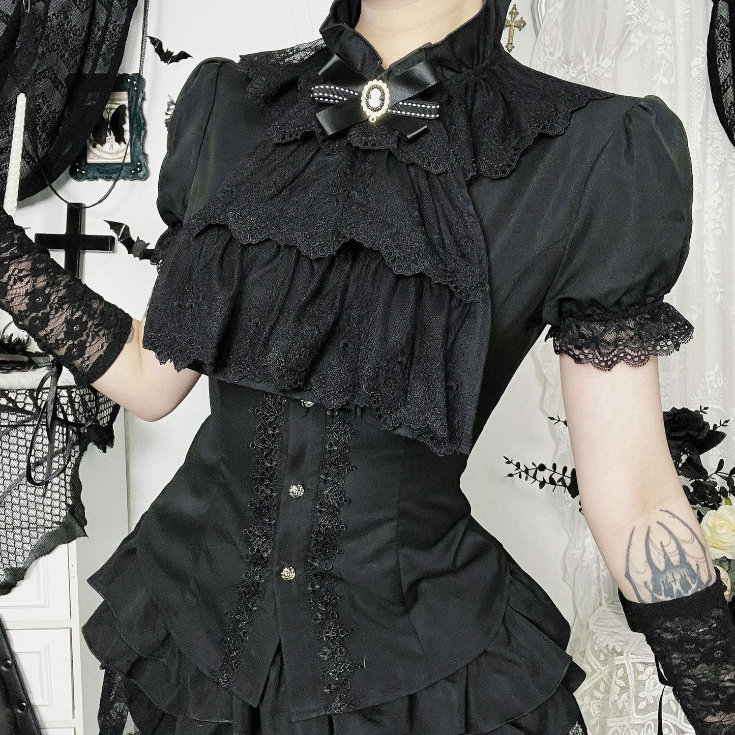 Eprolo Dar Kesim Şık Gömlek in a tailored style, featuring a sleek collar and modern design, displayed on a mannequin.