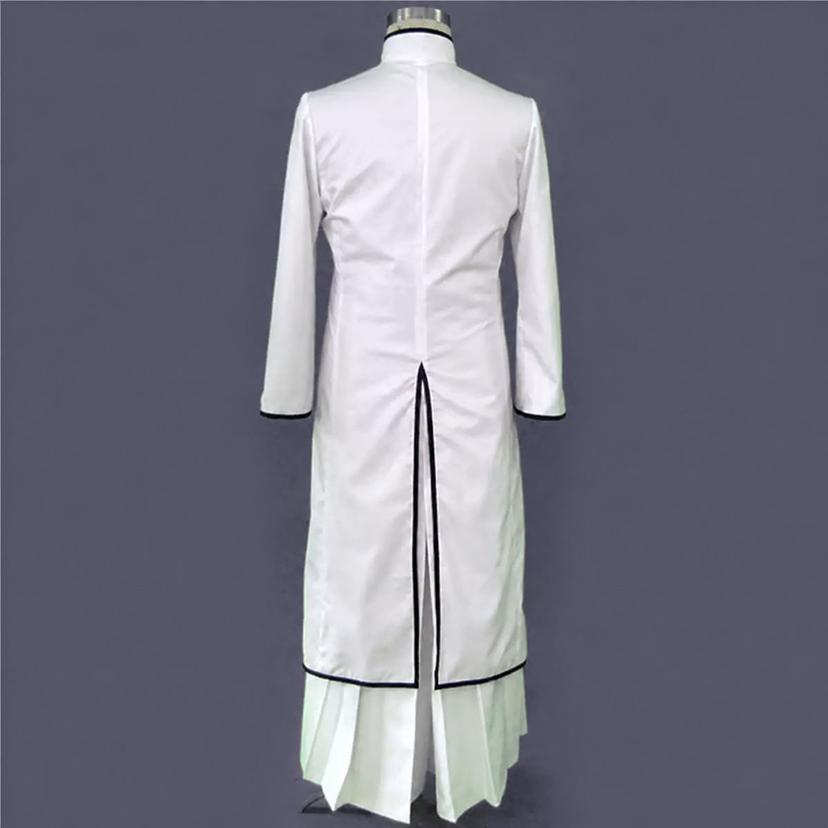 Ulquiorra Schiffer cosplay and wig from Bleach, featuring detailed costume and green wig styled for character accuracy.