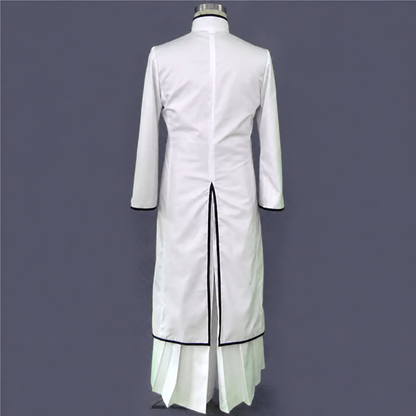 Ulquiorra Schiffer cosplay and wig from Bleach, featuring detailed costume and green wig styled for character accuracy.
