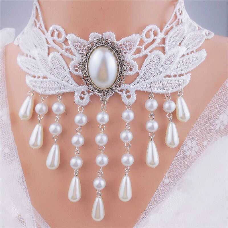 Eprolo Kristal Dantel Chokerlar featuring intricate lace and sparkling crystal details on a stylish jewelry piece