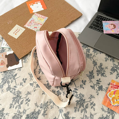 Eprolo Kore Tarzı Karikatürlü Küçük Omuz Çantası with colorful cartoon design and adjustable strap, ideal for casual use.