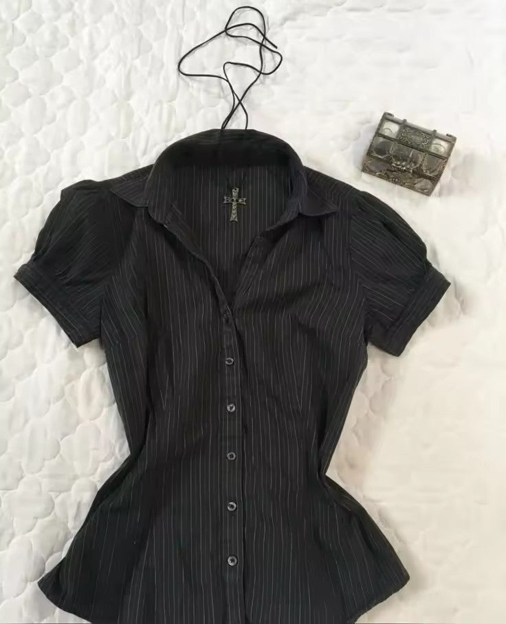 Eprolo Kore stil çizgili kadın gömlek with long sleeves and button-front design, featuring vertical black and white stripes.