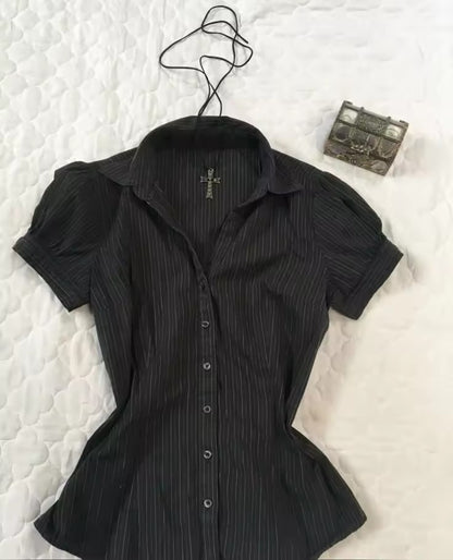Eprolo Kore stil çizgili kadın gömlek with long sleeves and button-front design, featuring vertical black and white stripes.