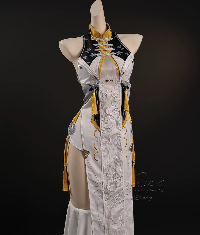 Shadora Ye Shunguang cosplay with matching wig, detailed costume featuring intricate patterns and vibrant colors.