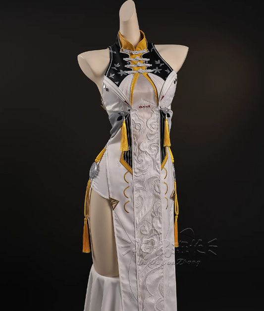 Shadora Ye Shunguang cosplay with matching wig, detailed costume featuring intricate patterns and vibrant colors.