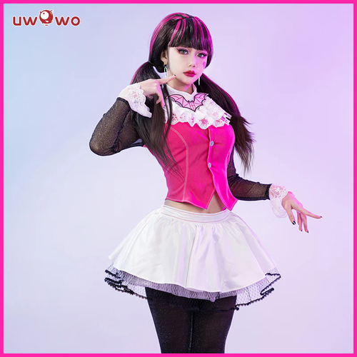 Shadora Draculara Monster High cosplay with black wig, featuring detailed vampire-inspired costume and accessories.