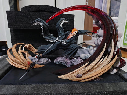 Shadora Işıklı Ichigo Figür from Bleach, detailed anime character with glowing light effects, displayed on a plain background.