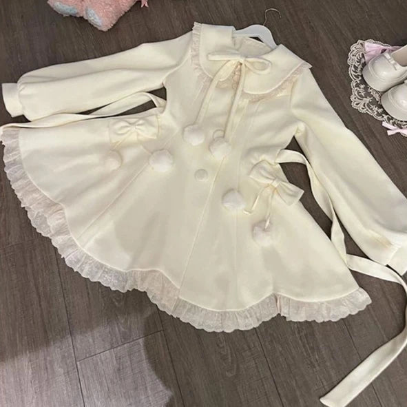 Japon Kawaii Zarif Kontrast Detaylı Lolita Elbise in black and white with lace and ribbon accents, worn by a model.