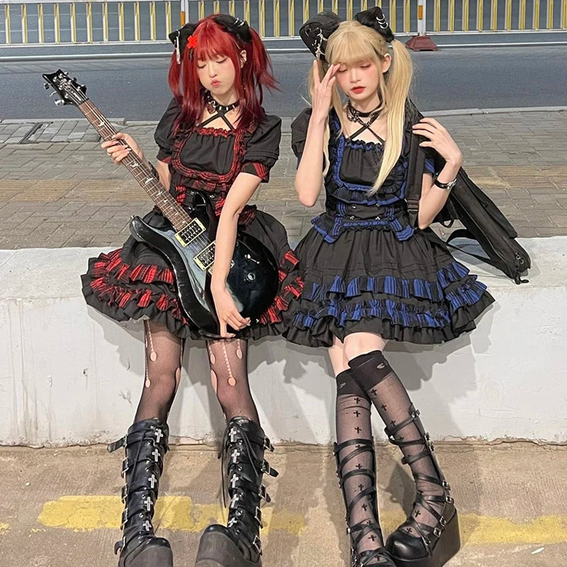 Shadora Lolita Gothic short-sleeve dress with lace details and pleated design, showcasing a stylish and intricate black dress.