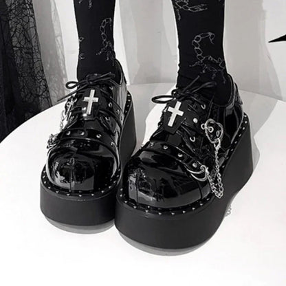 Eprolo Zincir Haç Tokalı Lolita platform Mary Jane ayakkabı with chain and cross embellishments, black with chunky heels.