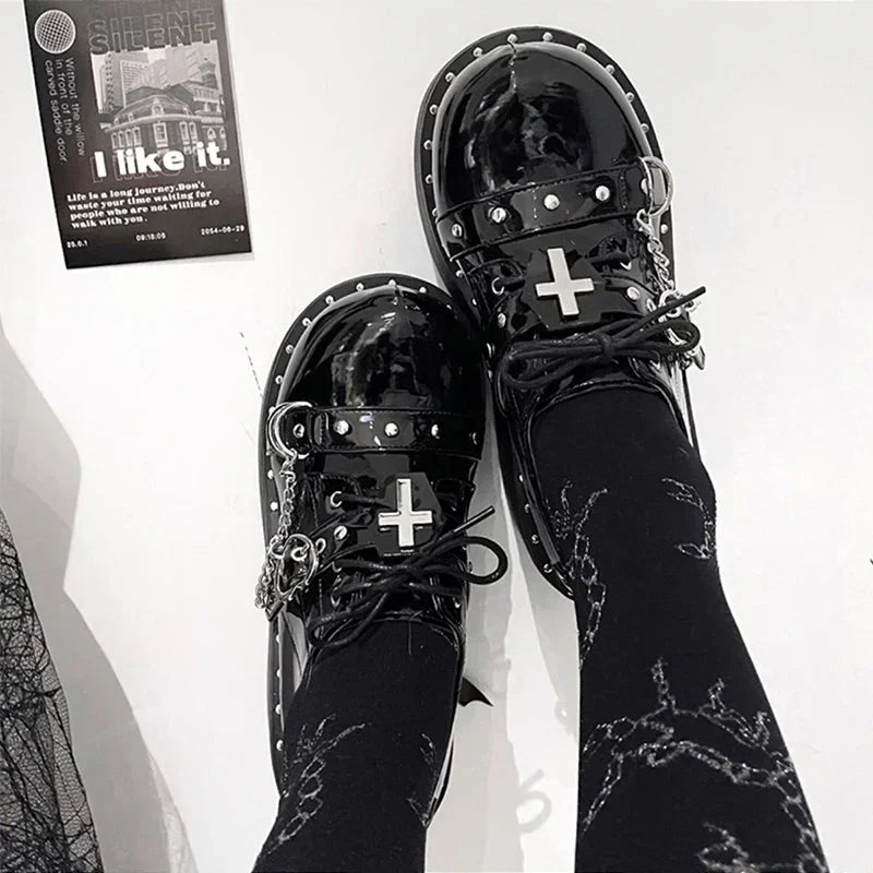 Eprolo Zincir Haç Tokalı Lolita Platform Mary Jane ayakkabı with black leather, platform soles, and stylish chain and cross buckle details.