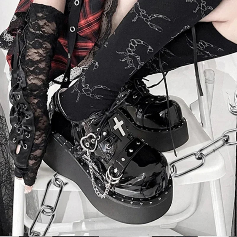 Eprolo Zincir Haç Tokalı Lolita Platform Mary Jane ayakkabı with chunky sole, black leather, and decorative chain and cross details.