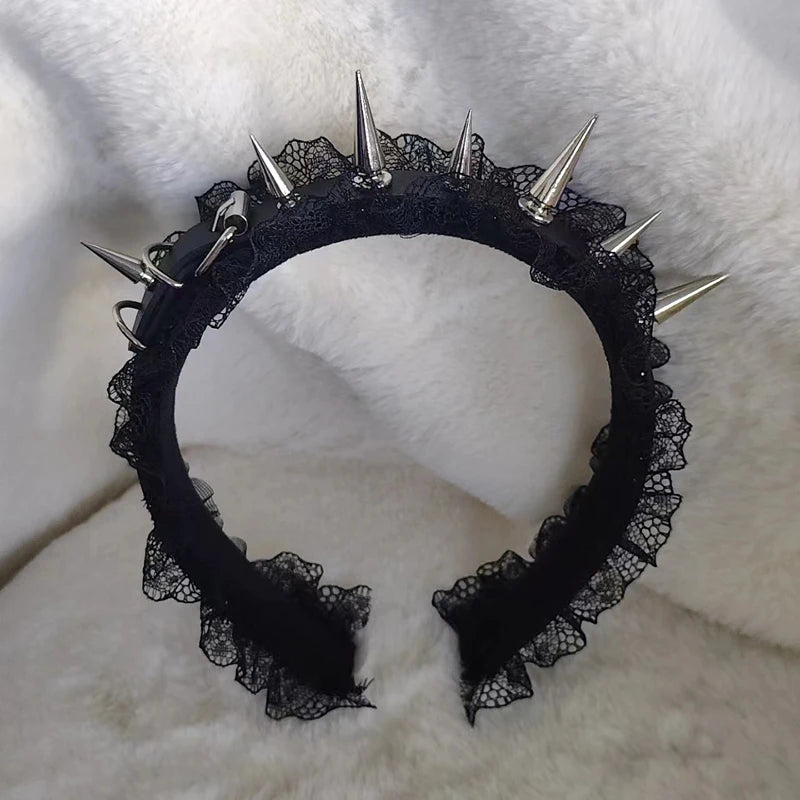 Metal detaylı taç, eprolo marka, decorative crown with intricate metalwork, suitable for special occasions or fashion accessories.