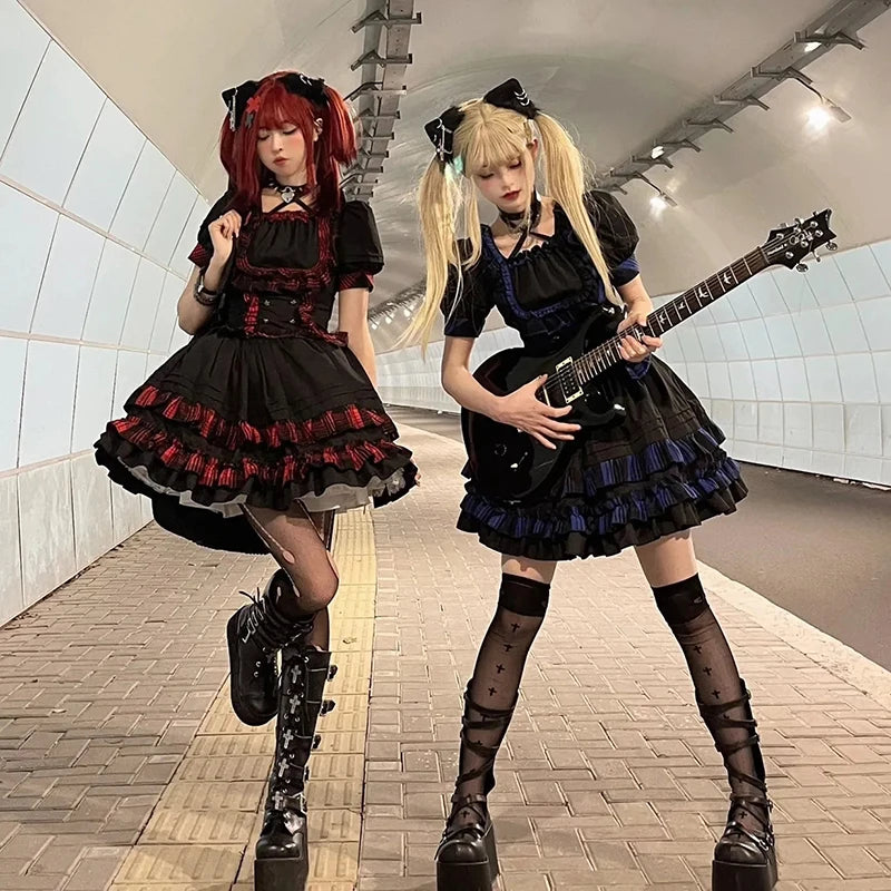 Shadora Lolita Gotik short-sleeve dress with lace details and pleated design, showcasing its elegant gothic style.