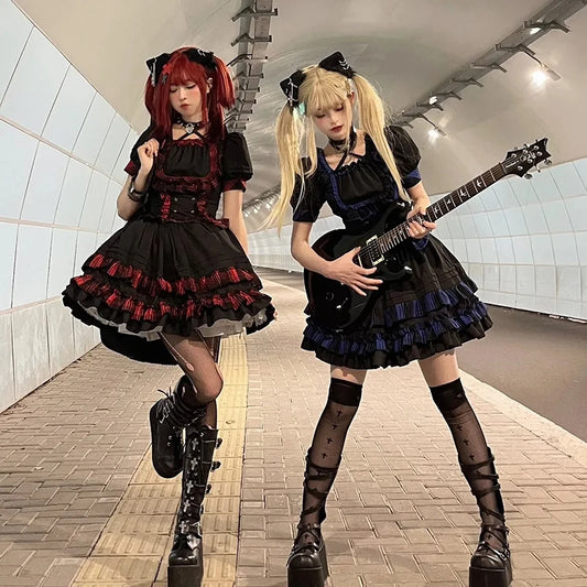 Shadora Lolita Gotik short-sleeve dress with lace details and pleated design, showcasing its elegant gothic style.