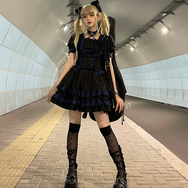 Shadora Lolita Gotik short-sleeve dress with lace detailing and pleated design, showcasing its elegant dark fashion style