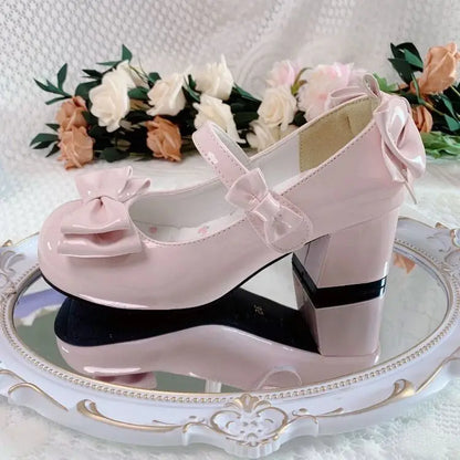 Eprolo Lolita tarzı fiyonklu Mary Jane ayakkabı with rounded toe and strap, black leather style, on a neutral background.