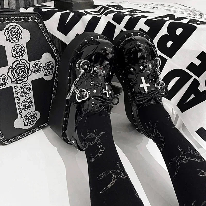 Eprolo Zincir Haç Tokalı Lolita platform Mary Jane ayakkabı with buckle strap and decorative chain, black and white design