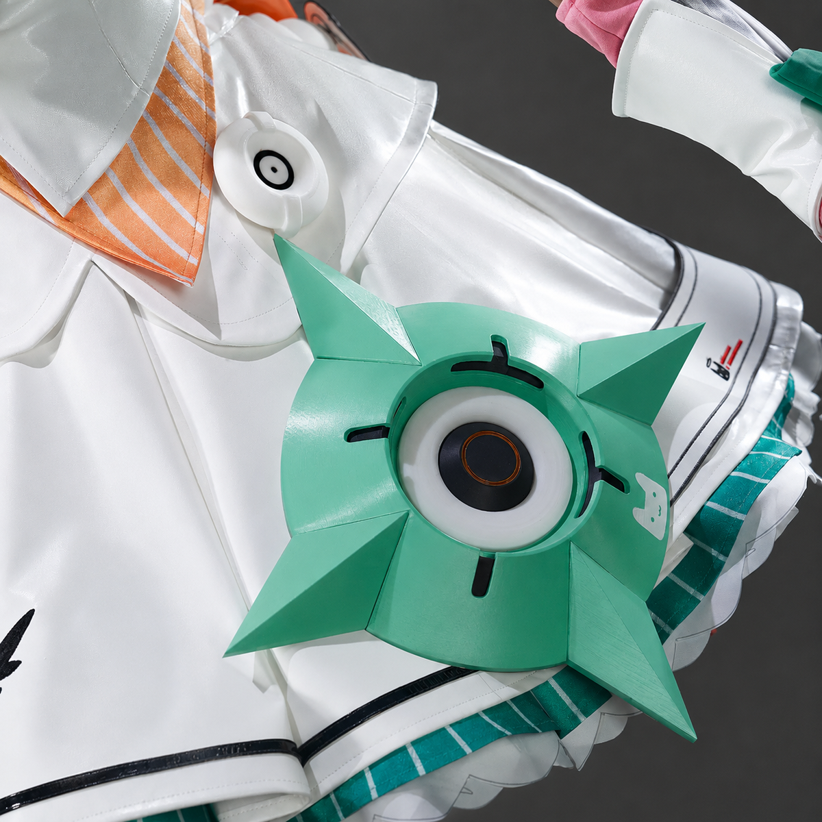 Shadora Aria Cosplay with Zenless Zone Zero-themed wig, featuring detailed costume and vibrant hair styled for cosplay.