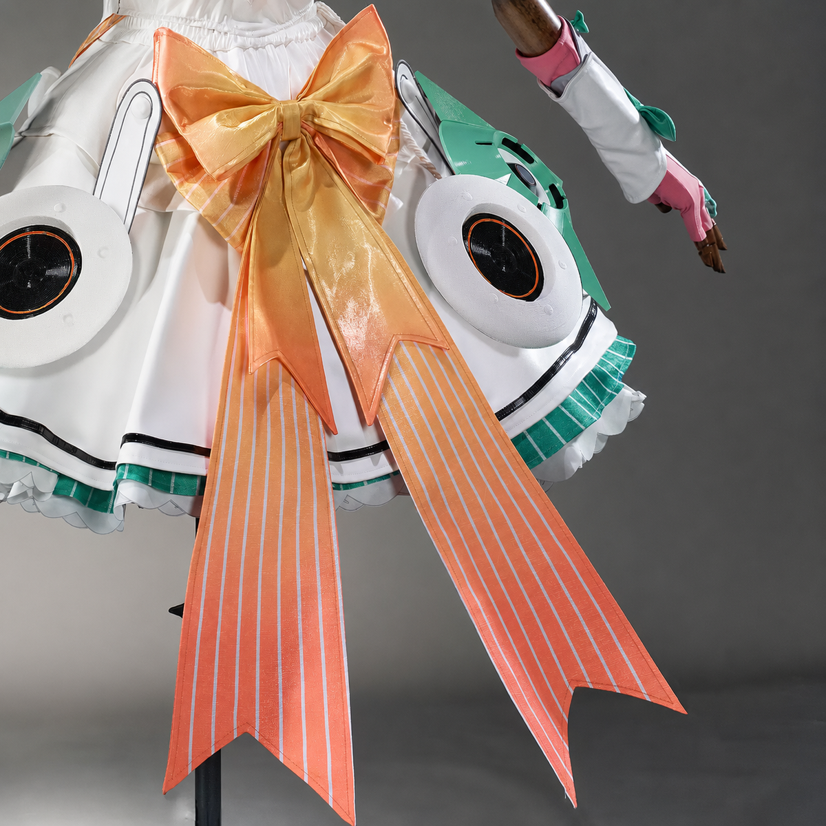 Shadora Aria cosplay and wig from Zenless Zone Zero featuring a detailed costume and styled pink wig.