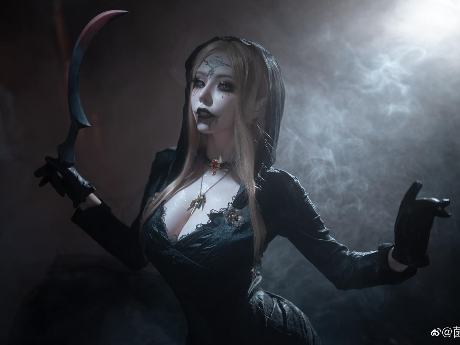 Bella Dimitrescu Cosplay - Shadora