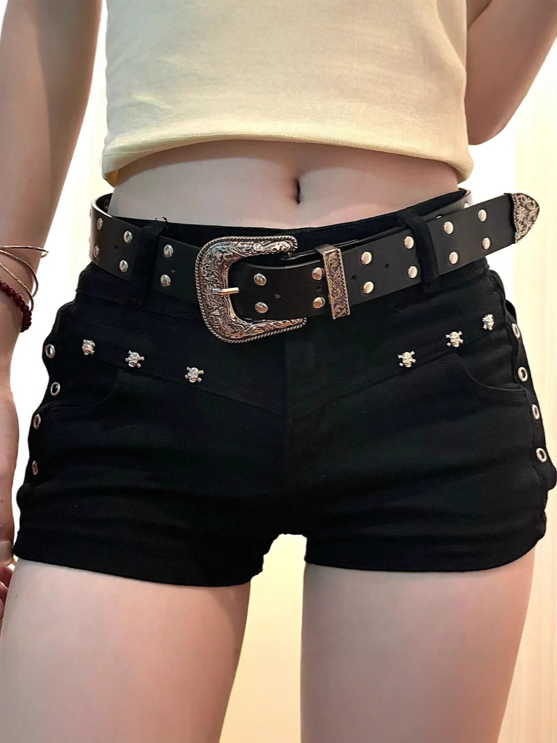 Shadora Siyah Ultra Kısa Şık Kot Şort, close-up of black denim shorts with a sleek fit and stylish design on a white background.