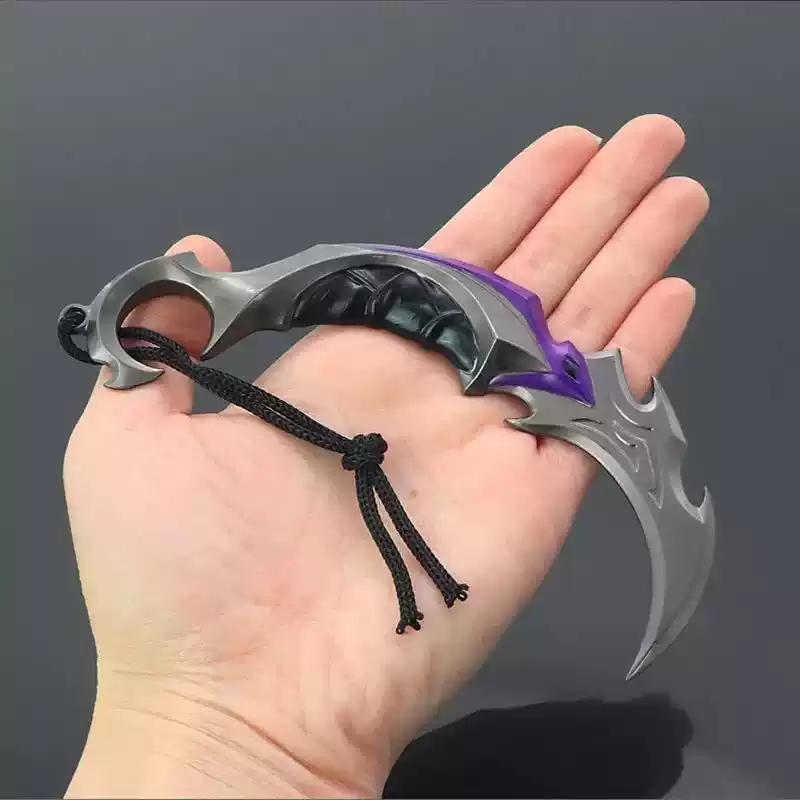 Shadora Yağmacı Karambit bıçak from Valorant game, featuring a curved blade and detailed handle design.