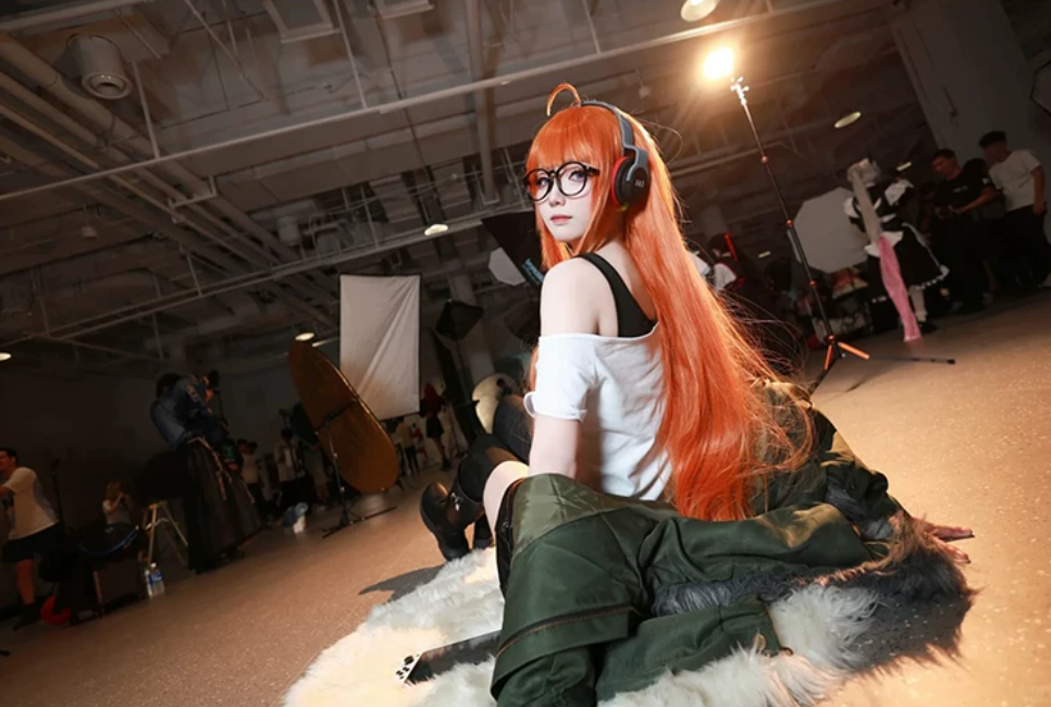 Futaba Sakura cosplay costume and wig from Persona 5, featuring detailed costume and vibrant red wig on a mannequin.