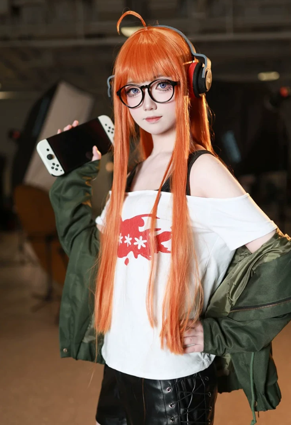 Futaba Sakura cosplay with wig from Persona 5 featuring Shadora brand costume and vibrant blue hair wig.