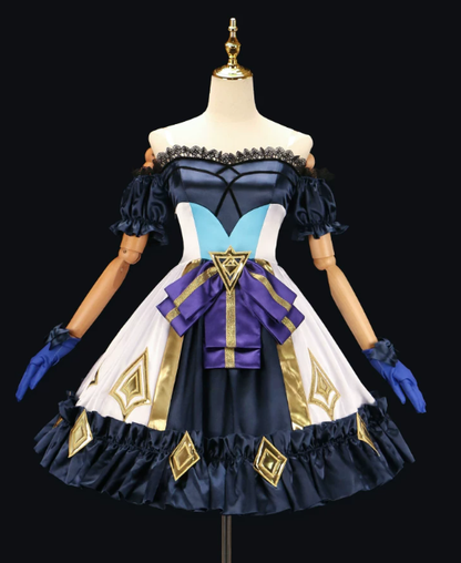 Shadora Gwen Cosplay wig with long blonde hair and styled bangs, shown on a mannequin head for costume styling.