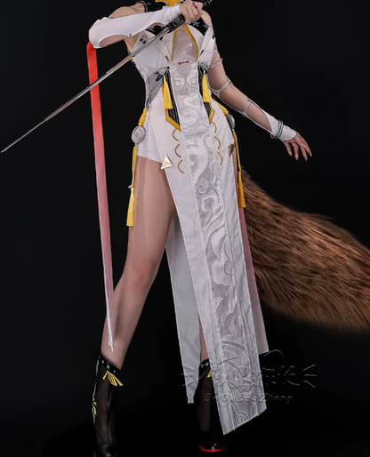 Shadora Ye Shunguang cosplay costume and wig featuring vibrant blue hair and detailed traditional clothing.